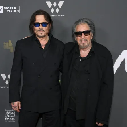 جوني ديب وآل باتشينو في مسرح نقابة الكتاب في بيفرلي هيلز، كاليفورنيا (Johnny Depp and Al Pacino at Writers Guild Theater in Beverly Hills, California). مصدر الصورة: Alberto E. Rodriguez/Getty Images/AFP