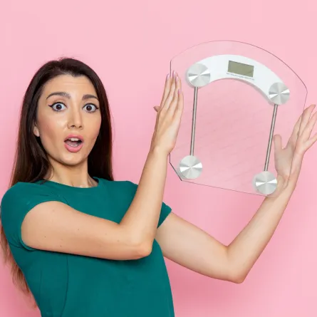 سيدة تعتمد نظام تثبيت الوزن بعد الرجيم -Image By Freepik