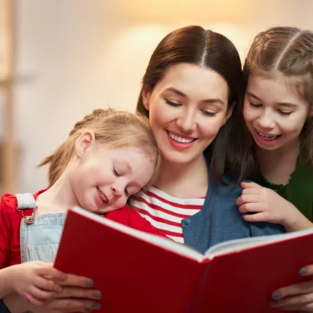 صورة أم تقرأ القصص