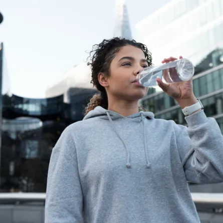 امرأة تشرب الماء - المصدر freepik