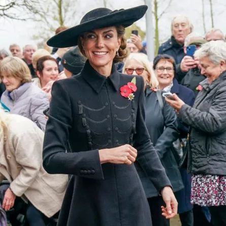 كاثرين في حديقة الأشجار التذكارية الوطنية في ألريواس، وسط إنجلترا (Catherine at The National Memorial Arboretum at Alrewas, central England). مصدر الصورة: ARTHUR EDWARDS / POOL / AFP