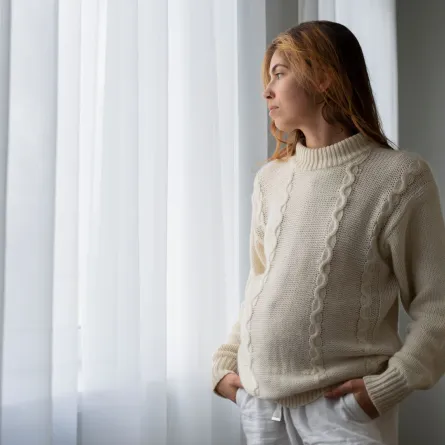 صورة تعبر عن حامل مصابة باكتئاب الحمل