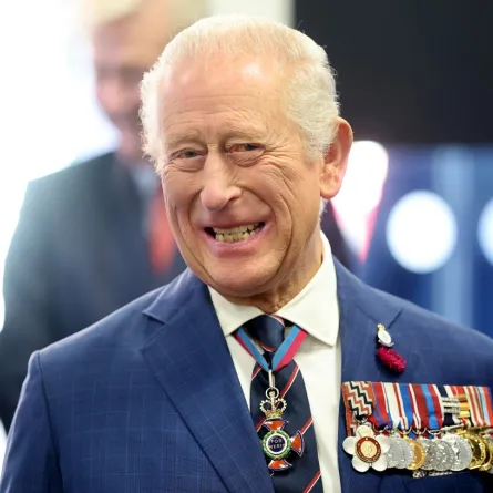 الملك تشارلز الثالث أثناء زيارته لمقهى Coffee D'Ash – مصدر الصورة Chris Jackson / POOL / AFP