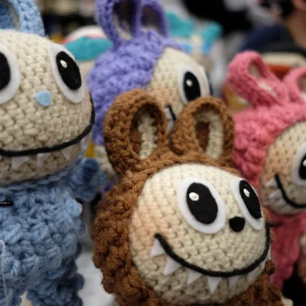 دُمى لابوبو في معرض لوس أنجلوس كوميك كون 2025 - Crocheted Labubu dolls are display during 2025 Los Angeles Comic- مصدر الصورة: (Photo by Paul Butterfield / GETTY IMAGES NORTH AMERICA / Getty Images via AFP)