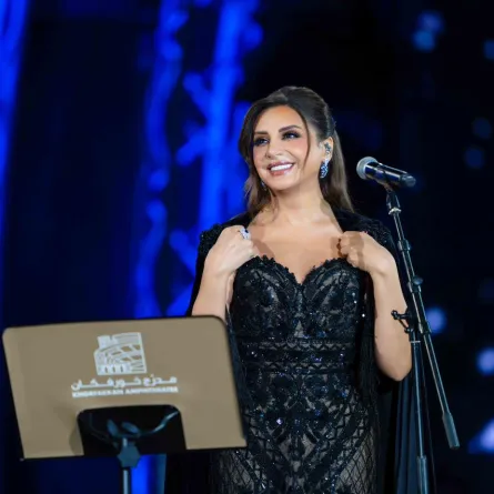 ابتسامة أنغام تضيء المسرح وهي تتفاعل مع جمهور خورفكان خلال الأمسية الطربية- الصورة خاصة بسيدتي من تصوير عمرو جمال