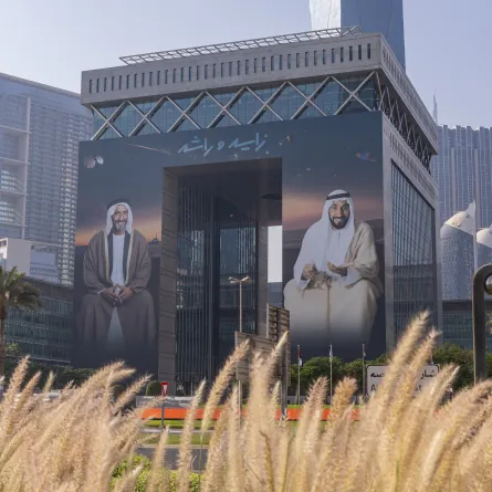  العمل الإبداعي الضخم على واجهة مبنى مركز دبي المالي العالمي. الصورة من مكتب دبي الإعلامي