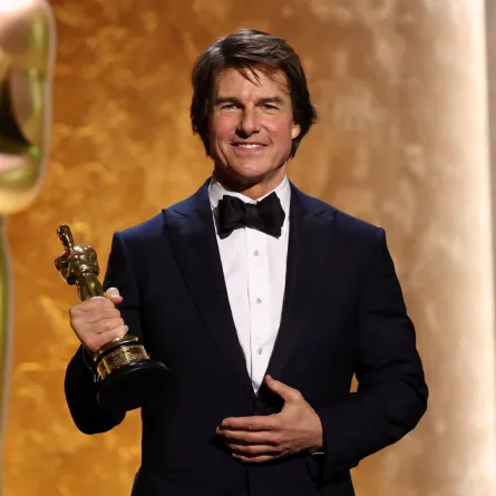 توم كروز Tom Cruise يحصل على أول جائزة أوسكار في حفل توزيع جوائز المحافظين 2025. مصدر الصورة: Michael Tran / AFP