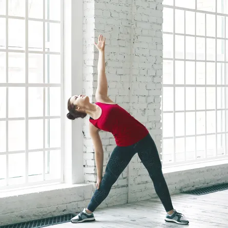 سيدة تهيئ جسمها  قبل التمارين Image by shurkin_son on Freepik