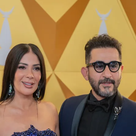 أحمد حلمي ومنى زكي خلال حفل joy awards 2025- الصورة من المكتب الاعلامي لمجموعة mbc