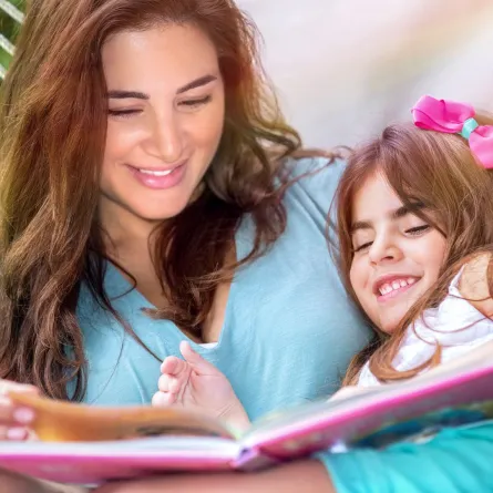 صورة أم تقرأ القصة