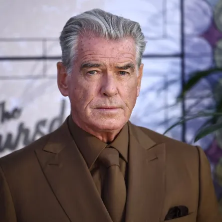 بيرس بروسنان في حدائق ليستر سكوير، وسط لندن (Pierce Brosnan in Leicester Square Gardens, central London). مصدر الصورة: HENRY NICHOLLS / AFP