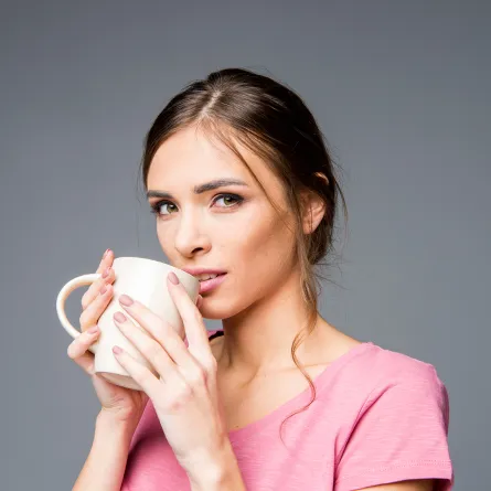 امرأة تشرب شاي الأعشاب لتنظيف الجسم 