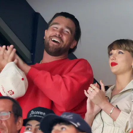 ترافيس كيلسي وتايلور سويفت في قاعة أميرانت بنك أرينا في صن رايز، فلوريدا (Travis Kelce and Taylor Swift at Amerant Bank Arena in Sunrise, Florida). مصدر الصورة: Bruce Bennett/Getty Images/AFP