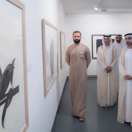  الشيخ الدكتور سالم بن عبد الرحمن القاسمي خلال جولته في معرض الشارقة للفنون الإسلامية. الصورة من مكتب الشارقة الإعلامي