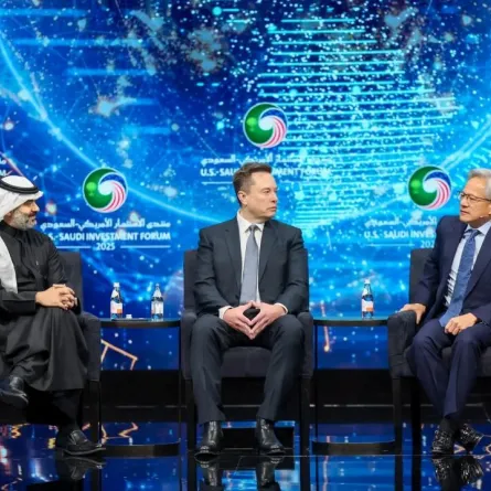 المهندس عبدالله بن عامر السواحه وزير الاتصالات وتقنية المعلومات وإيلون ماسك وجينسن هووانغ الرئيس التنفيذي لشركة "NVIDIA" 