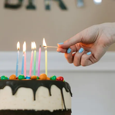 فتاة تضيء شموعاً بيوم ميلادها 