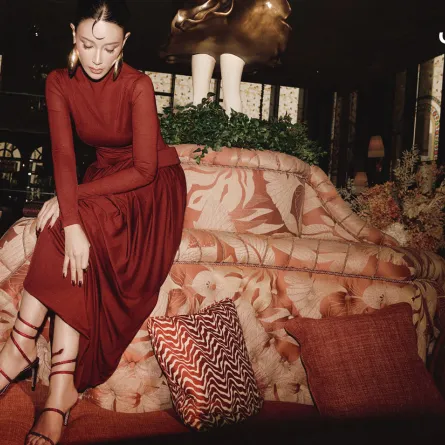 صندل Cleo من رينيه كاوفيلا Rene Caovilla فستان من تشاتس باي سي دام CHATS by C.Dam أقراط من ماغدا بوتريم Magda Butrym