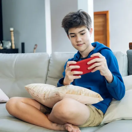 صورة مراهق مع الألعاب الرقمية