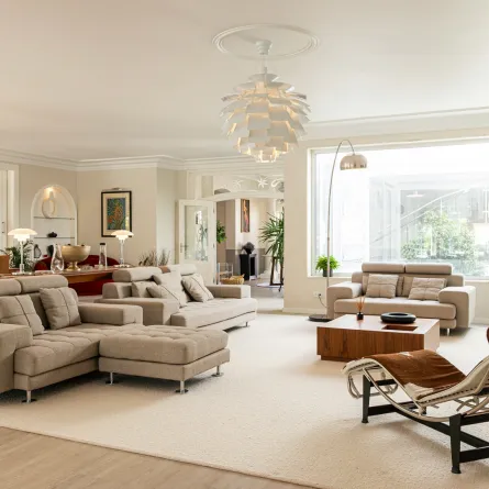 منزل مفتوحة أركانه على بعضها مع سجادة كبيرة 