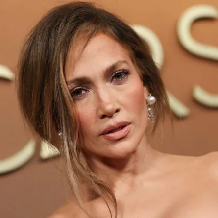 جينيفر لوبيز Jennifer Lopez في حفل توزيع جوائز المحافظين 2025. مصدر الصورة: VALERIE MACON / AFP