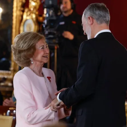 الملك فيليب السادس يستقبل والدته الملكة السابقة صوفيا في القصر الملكي في مدريد (King Felipe VI greets his mother former Queen Sofia at the Royal Palace in Madrid). مصدر الصورة: J. J. GUILLEN / POOL / AFP