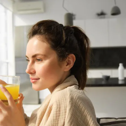 امرأة تتناول الكركم صباحًا - المصدر freepik