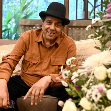 دارميندرا في مقر إقامته في مومباي (Dharmendra at his residence in Mumbai). مصدر الصورة: SUJIT JAISWAL / AFP