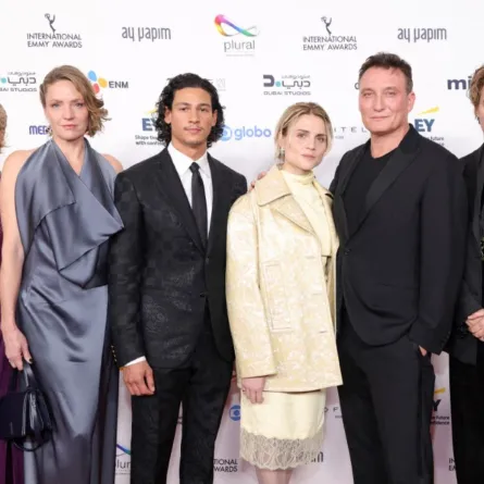 باتريشيا أوليتزكي، إميليو ساكرايا، مالا إيمدي، أوليفر ماسوتشي، وبيا ستريتمان (Patricia Aulitzky, Emilio Sakraya, Mala Emde, Oliver Masucci and Pia Strietmann). مصدر الصورة: Michael Loccisano/Getty Images/AFP