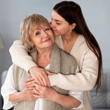 زوجة شابة تحتضن حماتها