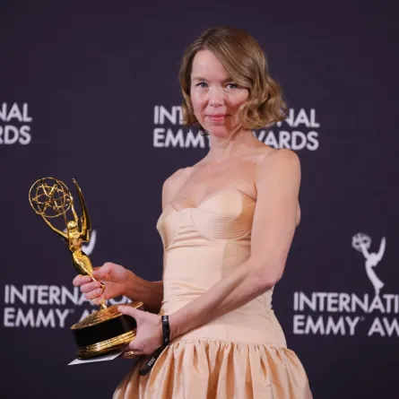 آنا ماكسويل مارتن في حفل توزيع جوائز إيمي 2025 ( Anna Maxwell Martin at the Emmy Awards ). مصدر الصورة: Leonardo MUNOZ / AFP