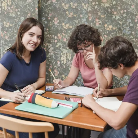 7 أخطاء يرتكبها طلاب الجامعة في العلاقات الاجتماعية- الصور من موقع Freepik