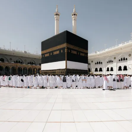 صحن الطواف خلال إحدى الصلوات في المسجد الحرام 