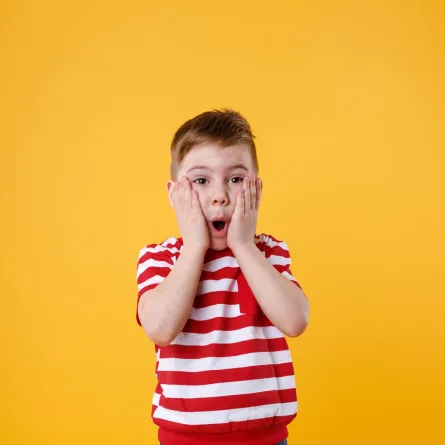 صورة تعبر عن طفل خائف