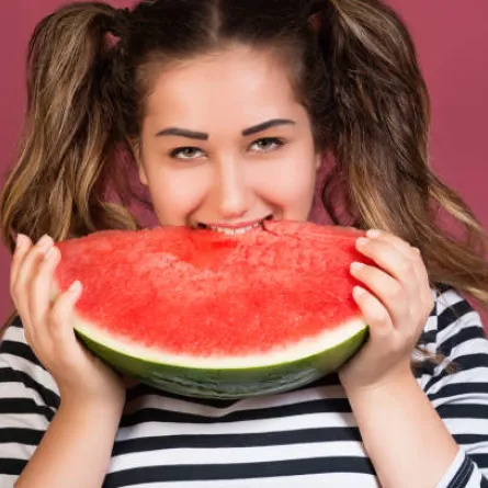 تفسير حلم اكل البطيخ في المنام للعزباء.