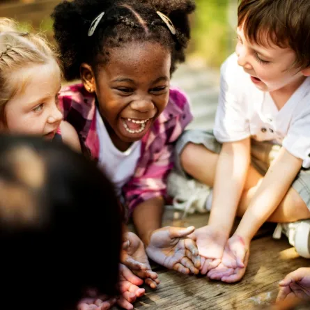 صورة أطفال يلعبون