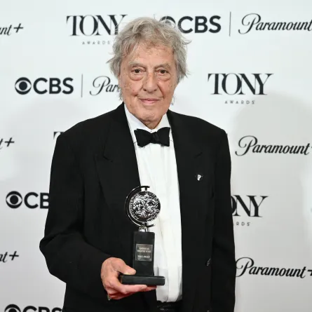 توم ستوبارد في حفل توزيع جوائز توني بالنسخة 76 في نيويورك ( Tom Stoppard at the 76th Tony Awards ceremony in New York ). مصدر الصورة: ANGELA WEISS / AFP
