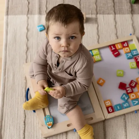 طفل يلعب بألعاب ذكاء