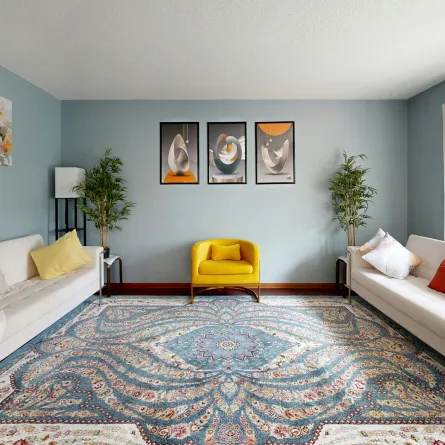 غرفة معيشة مع ستائر