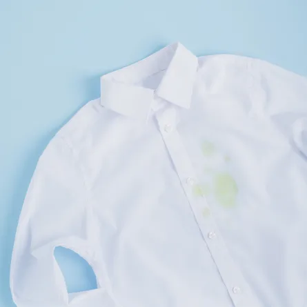 قميص أبيض مبقع 