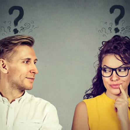 شاب ينظر الى فتاة يحاول تفسير لغة جسدها