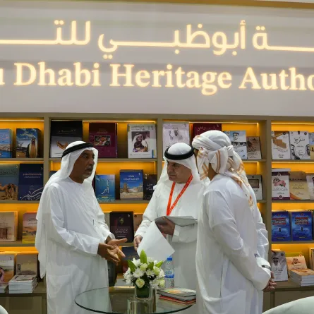 جناح هيئة أبوظبي للتراث في معرض الشارقة الدولي للكتاب - الصورة من وكالة الأنباء الإماراتية "وام"