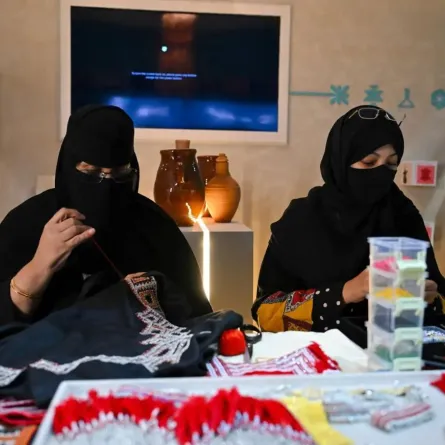 حضور الحِرفيات السعوديات في معرض جدة للكتاب - الصورة من وكالة الأنباء السعودية "واس"