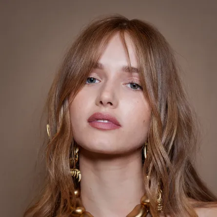 كيف أحمي شعري المصبوغ من البهتان والتقصف في الأجواء الباردة؟