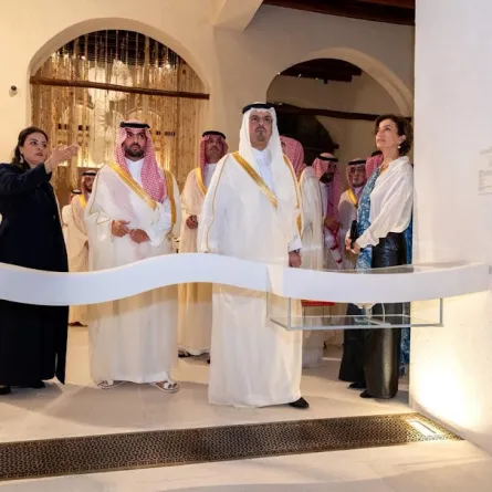  الأمير سعود بن مشعل بن عبد العزيز نائب أمير منطقة مكة المكرمة، والأمير بدر بن عبدالله بن فرحان آل سعود، وزير الثقافة خلال تجولهما بالمتحف