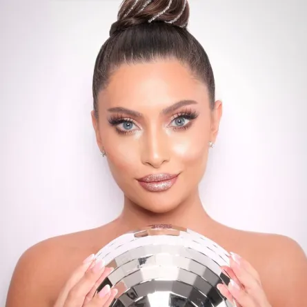 مكياج غليتر مضيء من بول قسطنطينيان