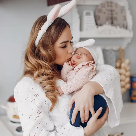 صورة تعبر عن فرحة أم بمولودها