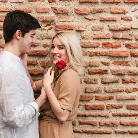 كيف أعرف أن رجل القوس معجب بي؟