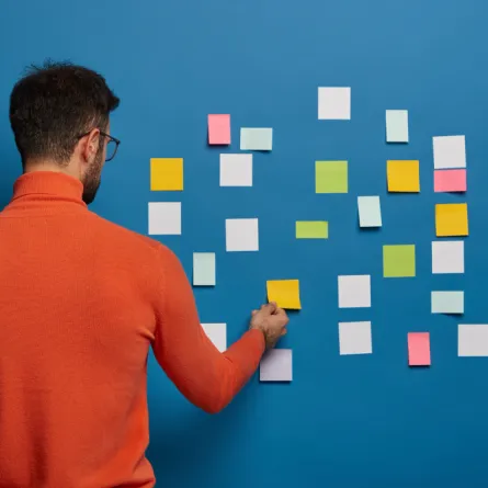 شاب يدون أهداف العام الجديد- المصدر freepik