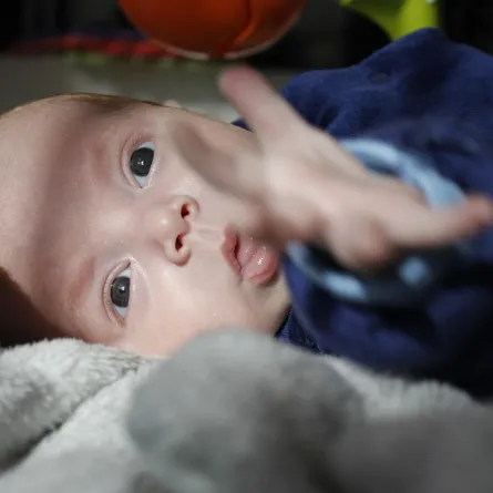 صورة لطفل ينتظر أمه