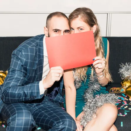 سيدة وزوجها يحتفلان بالسنة الجديدة 